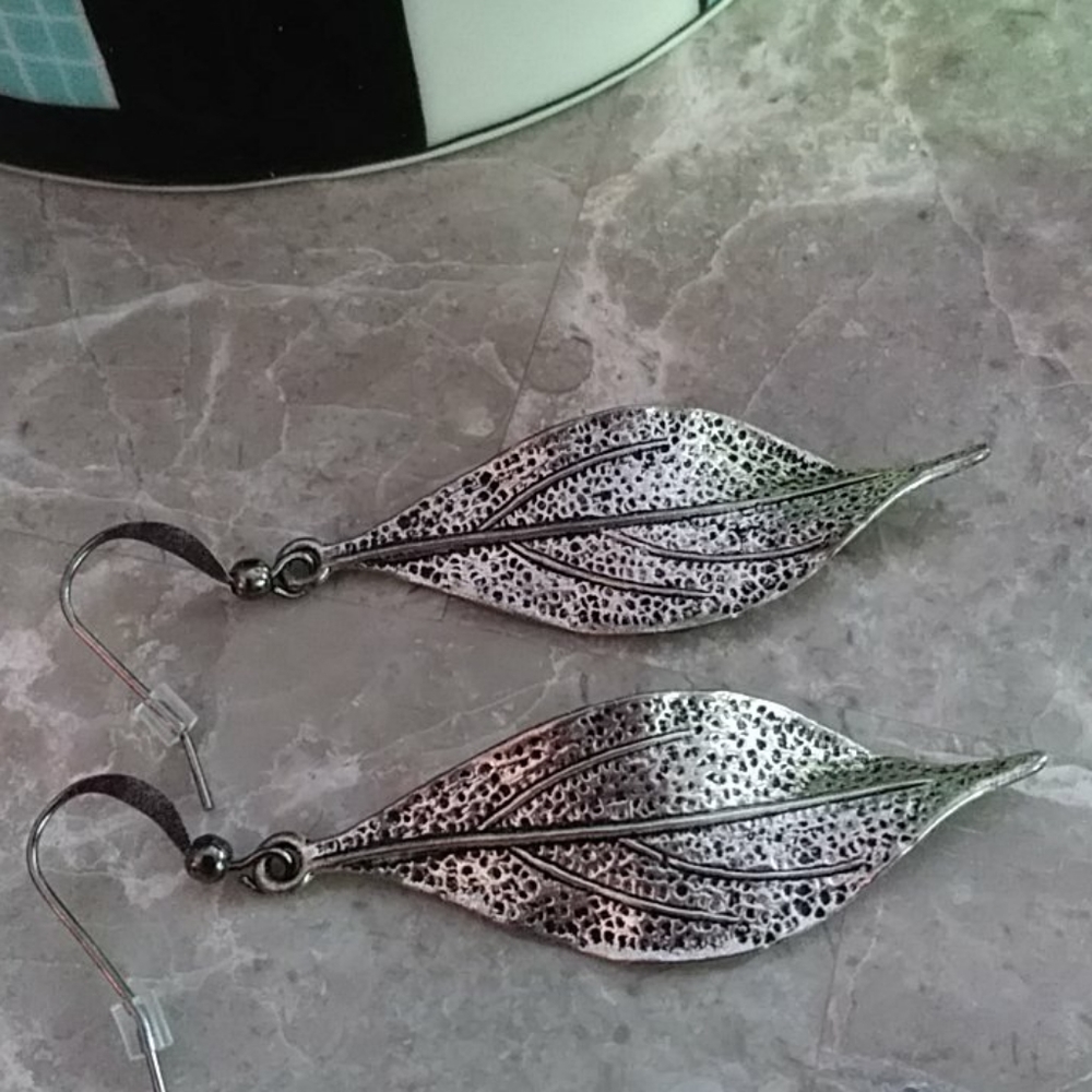 Stainless steel colored leaf earrings...3 Pairs 16.00...must buy 3 Pairs - Picture 3 of 3